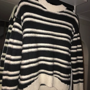 H&M Stickad tröja i XS  - Säljer denna fin fina stickade tröja från h&m i storlek XS♥️ Använt den bara några gånger då den är för liten på mig (Brukar använda storlek S). Finns ett litet  stickningsfel/ hål som är längst ner på baksidan av tröjans ände Köparen står för frakt♥️