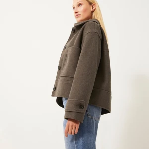 Kappa  - Denna trendiga kappa från Kappahl som är helt slutsåld har M i storlek men L passar mig bra men tyvärr lite för stor men den är köpt för ungefär 1 månad sen och använd några gången men jätte fin 💕