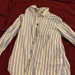 Kofta  - En blå/vit kofta ny skick, Har inte kommit till användning och är nästar helt ny 💓