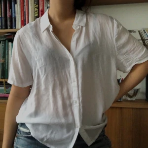 Kortärmad skjorta - Vit kortärmad skjorta i storlek L men passar mig som är xs (det är jag på bilden)
