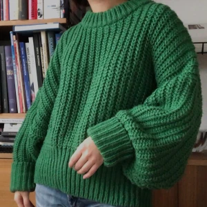 Grön stickad - Grön stickad tröja från hm i storlek L men passar mig som är xs (det är jag på bilden)