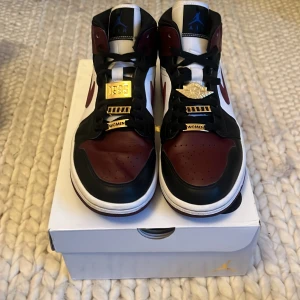 Dark beetroot Jordan 1 Mid - Säljer mina Jordan 1 i storlek 42 Använda ett fåtal gånger och säljer pågrund utav att dem e förstora och använder knappt dem💕köpta för 3600💕köparen står för frakt💕