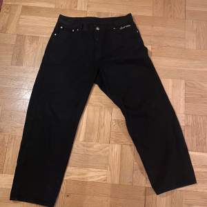 Ett par svarta jeans från Sweet Sktbs i storlek som jag säljer eftersom jag inte använder dom längre