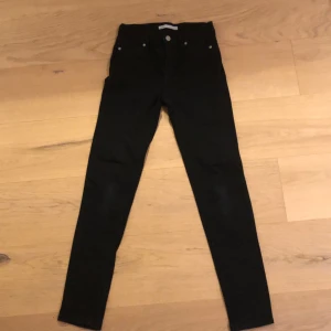 Svarta jeans storlek 32 - Svarta och tajta jeans! Inkluderar ej frakt eller Swish. Tar Swish