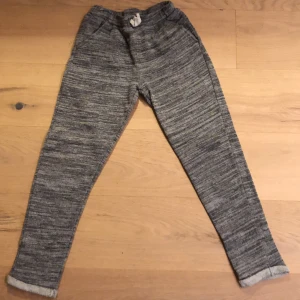 Gråa varma mjukisbyxor storlek 10-11 - Gråa och varma mjukisbyxor perfekt till vintern! Inkluderar ej frakt eller Swish. Tar Swish