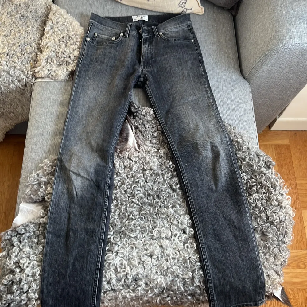 Svarta acne jeans, ganska skinny, använt Max 2 gånger . Jeans & Byxor.