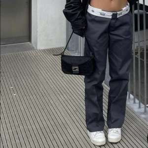 Dickies - Super snygga trendiga dickies, aldrig använda av mig men är använd av personen innan, nyskick och jättefina, de passar perfekt på mig som är 155