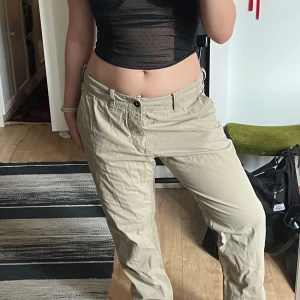 H&M cargos - Jättesöta cargobyxor i beige från H&M LOGG. Sitter ganska baggy och är långa i benen på mig som har 42💗 Hade varit sjuukt snygga att sy om till lågmidjat😍Herrmodell men sitter snyggt oavsett