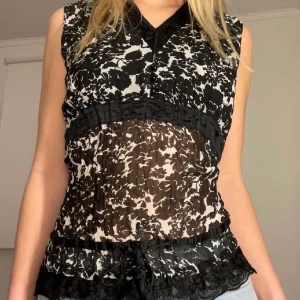 Snygg blus - Jättesnygg blus som jag tyvärr inte använder längre, knappt använd. Man kan både styla upp den men även styla ner den❤️