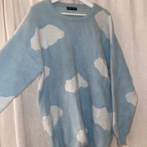 Moln tröja Shein - Fluffig stickad molntröja från shein. Strl 40/L Använd en gång