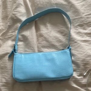 väska - fin blå söt väska från gina tricot. aldrig använd 