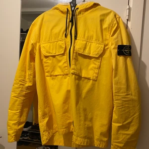 Stone Island vindjacka - Stone Island vind jacka ur deras 40årsjubileum kollektion ”NAVY”. Använd ett fåtal gånger då den är för liten. Köpt för 4000 kronor i somras på Stone island butiken på Mäster Samuelsgatan