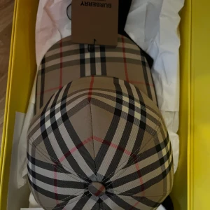 Burberry keps strl S - En helt oanväd burberry keps skick 10/10 med box men  tyvär tappa bort kvittot.