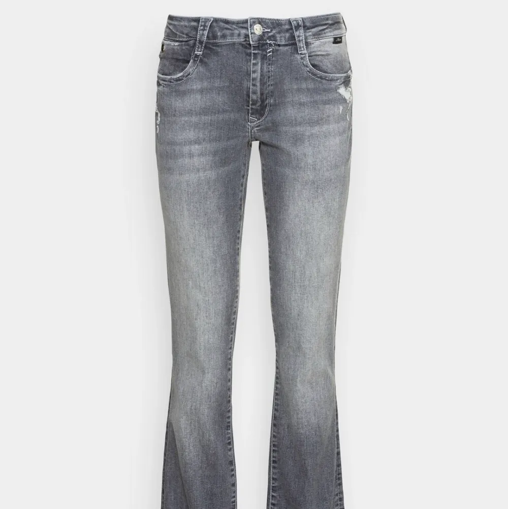 Super snygga gråa jeans som är helt slutsålda🫶🏼 Köpte fel storlek och därav aldrig använda. Jackor.