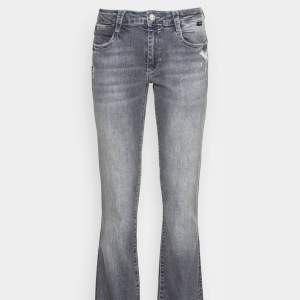 Super snygga gråa jeans som är helt slutsålda🫶🏼 Köpte fel storlek och därav aldrig använda