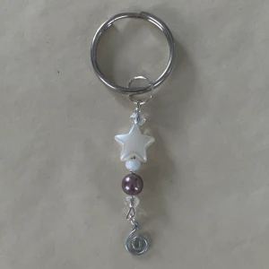 mae: star girl  - ☆ gullig nyckelring, ca 5 cm lång. Om du är intresserad så kommer vi överens om ett pris tillsammans + 13kr frakt ☆