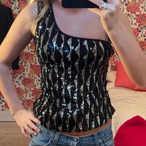 Sååå snygg glittrig one shoulder topp😆🖤 - Denna topp passar SÅ bra till nyår eller fest  Står ingen storlek i tröjan men sitter som S 
