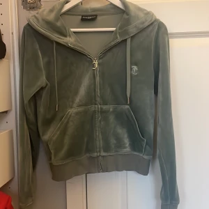 Juicy Couture - Säljer min gröna Juicy kofta för den kommer inte till användning längre nu när jag inte har byxorna längre. Koftan är i storlek S och är använd ett antal gånger men fortfarande bra skicka!! 💚💚Alla metall detaljer sitt även kvar.