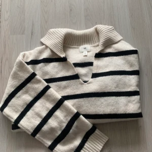 Stickad tröja med krage.  - Stickad tröja med krage, använd ett fåtal gånger. 