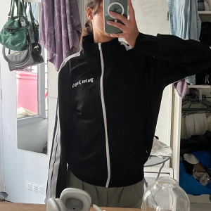 Palm angels - Hejj! Säljer denna tracksuit jackan från Palmangels, orginalpriset på denna är 5389 sek. Kan mötas upp i Växjö eller frakta🌸