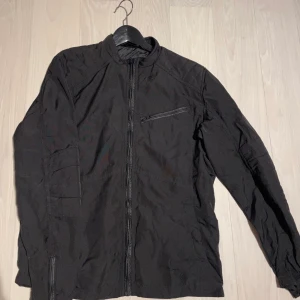 Jack & Jones - Jacka för höst, bekväm med lite motorcykel stil. Har använt den knappt eftersom jag ångrade mig och slängde kvittot efter jag direkt köpte den.