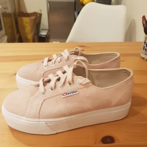 Superga i skinn strl 38 - Hej alla kvinns, säljer superfina sneakers i skinn endast använda 2 ggr pga fel storlek. 
