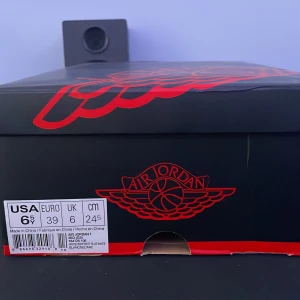 Strl 39  - Ett par jordan 1 blå vita kommer me extra snören  Bra skick 