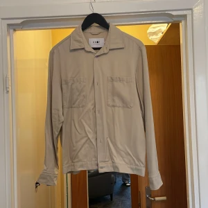 Overshirt NN07 - Säljer en beige overshirt från NN07 i storlek s. Overshirten är knappt använd och gjord av 100% tencel. Nypris är 1699kr