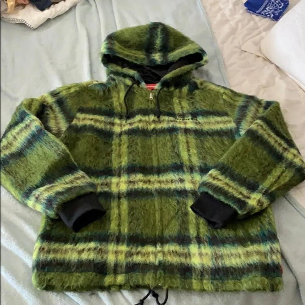 Grön Supreme mohair work jacket. Såld på grailed för allt mellan 180-300€. Hoodies.