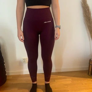 Relode träningstights  - Relode träningstights, höga i midjan. Använda ett fåtal gånger. Jag är 168cm för jämförelse.