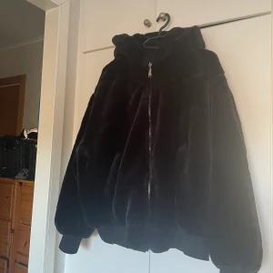 Zara jacka - Jacka från Zara i storlek S. Väldigt bra skick och jätte varm. Säljer pågrund av att den är  en aning för stor. Jag är 159 lång och har i vanliga fall xs. Jackan är storlek S dels oversize så blir lite stor på mig. 