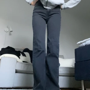 Pull and bear jeans - Säljer dessa jenas från pull and bear ,dom är gråsvarta❤️‍🔥