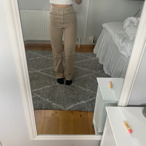 Beiga jeans - Superfina jeans från BikBok i storlek 36 💞 Passar perfekt och är i bra skick 💞 100kr och köparen står för frakt 💞