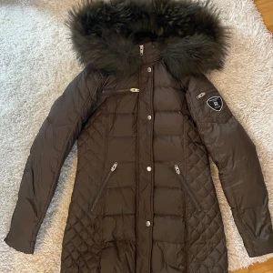 Rock and blue vinterjacka 36 - Vinterjacka från rock and blue Den är grön men visar olika färg beroende på ljuset