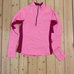 Nike löpning/gymtröja - Nike löpning/gymtröja i använt skick. Perfekt för löpning då den har reflexdetalj och liten ficka bak. Strl S