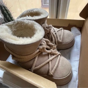 Inuikii  - De absolut skönaste skorna jag haft. Finns slitningar på skosnöret men annars ingen defekt förutom använda. Äkthetsbevis och låda medföljer. Nypris 2900:-. 💖