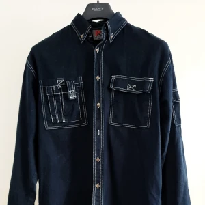 Marinblå knegarskjorta - För snickaren eller hipstern. Flertalet fickor och en passform som känns som en varm kram.