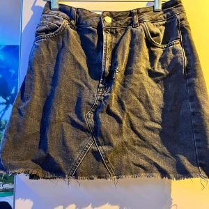 Svart jeans kjol - Ledsen för dåligt ljus, det står ej storlek eller märke.