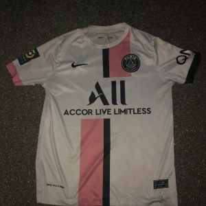 Psg neymar jr tröja - Liten fläck där fram men går att tvätta bort ( äkta men har tyvärr inget kvitto eller nåt ) köpte den för 800kr men har haft den i 1 år så säljer den för ungefär 400kr eller byten 