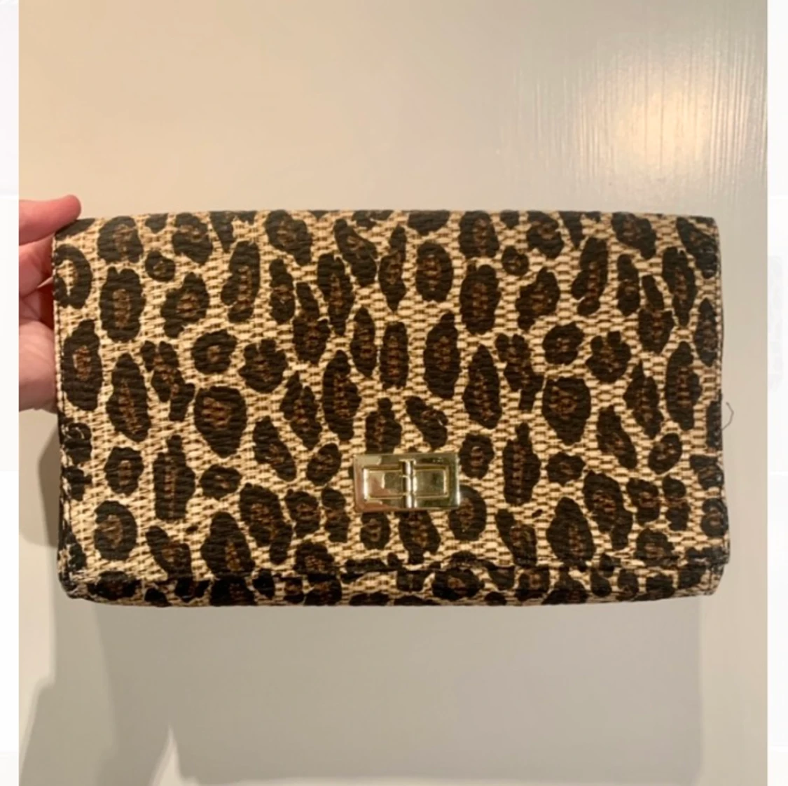 Mönstrad kuvertväska 