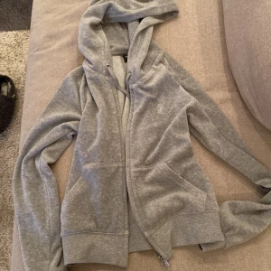 Juicy Couture  - Säljer denna snygga Juicy Couture tröjan då jag redan har sålt byxorna💕betalar endast me swish💕kan posta idag!💕