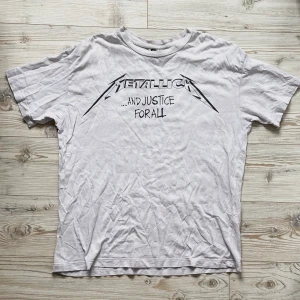 Metallica t-shirt 🤘🏼 - Ball Metallica t-shirt i urtvättad rosa/lilac färg 🖤Storlek S men sitter lite oversized!