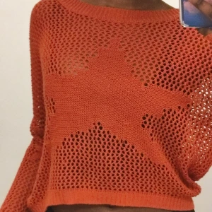 Kul vintage topp med stjanör  - Hej! Säljer den har topp..den är så jävla snygg men jag aldrig använder de...passar bra för en size S och XS