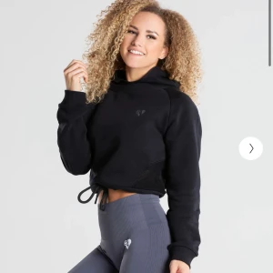 2st Träningshoodies från womens best - Säljer två träningshoodies från womens best. Använda Max 5 gånger totalt. Den svara i strl S och den röda är i strl M. 150kr st eller 250kr för båda. 