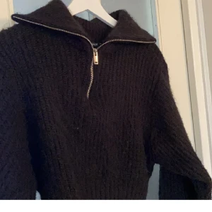 Zip hoddie - Fin zip hoddie som jag köpt här från plick men den används inte längre efter som jag inte riktigt gillar den, mycket bra skick, priset kan diskuteras ❤️