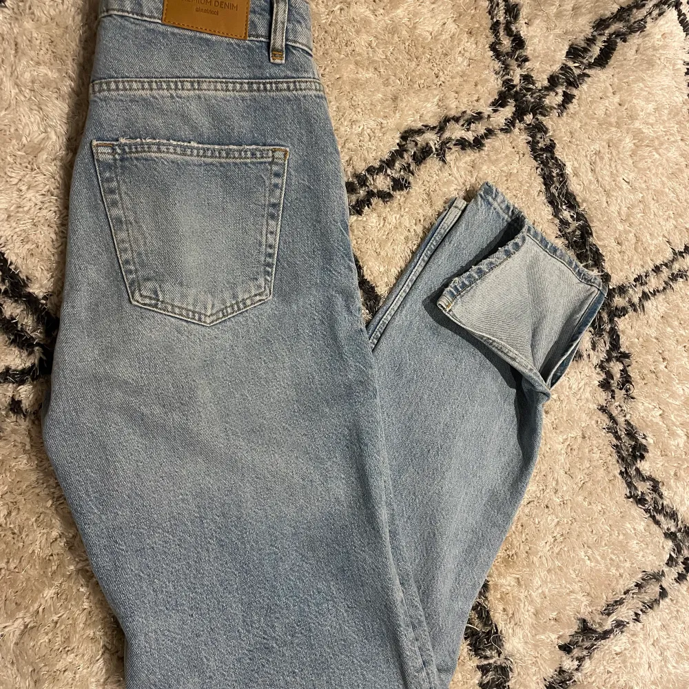 Säljer oanvända jeans från ginatricot med slits köpt för 599kr säljer för 200kr . Jeans & Byxor.