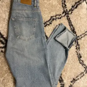 Säljer oanvända jeans från ginatricot med slits köpt för 599kr säljer för 200kr 