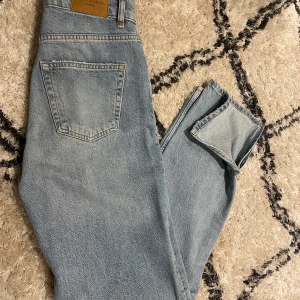 Jeans med slits 💖 - Säljer oanvända jeans från ginatricot med slits köpt för 599kr säljer för 200kr 