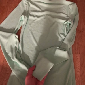 Neon tröja - Neon tröja från Monki. Köpt för några år sedan. Den är genomskinlig så man ser igenom. Frakt tillkommer på 43kr.