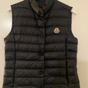 Moncler väst - Jätte fin moncler väst i strl 2